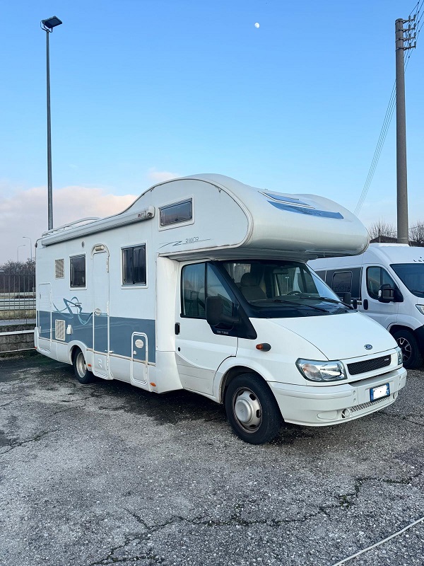 Camper mansardato Rimor Superbrig 688 per famiglia