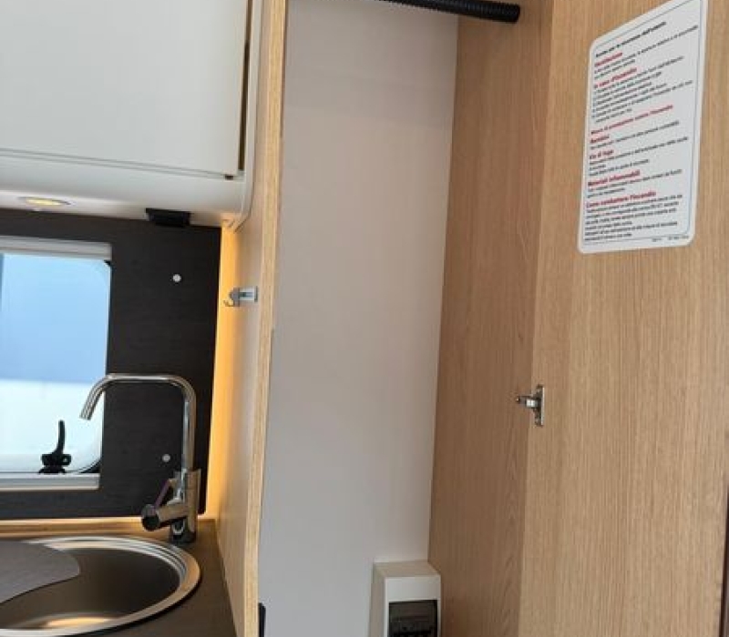 Camper noleggio semintegrale 595 cm_Camper land 3000_brescia (2)