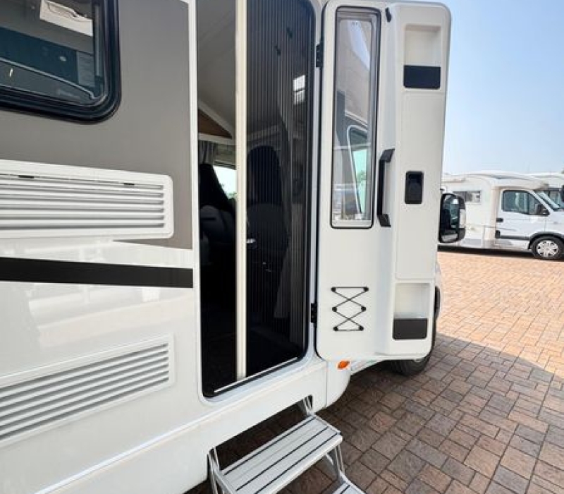 Camper noleggio semintegrale 595 cm_Camper land 3000_brescia (10)