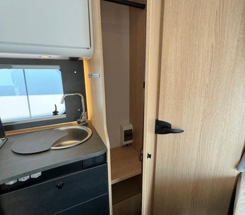 Camper noleggio semintegrale 595 cm_Camper land 3000_brescia (20)