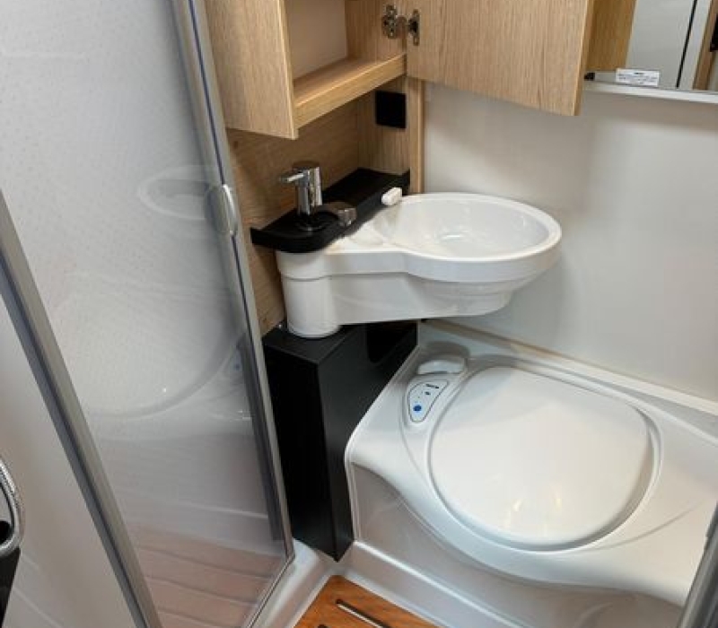 Camper noleggio semintegrale 595 cm_Camper land 3000_brescia (33)