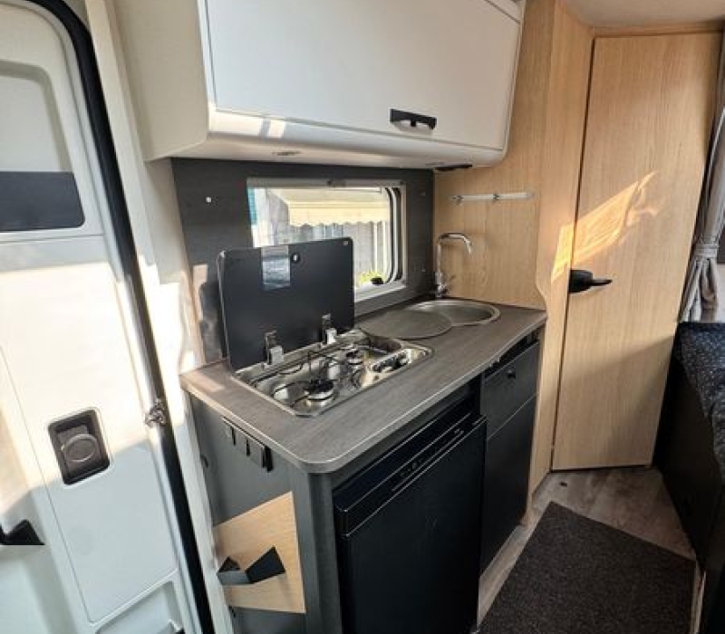 Camper noleggio semintegrale 595 cm_Camper land 3000_brescia (5)