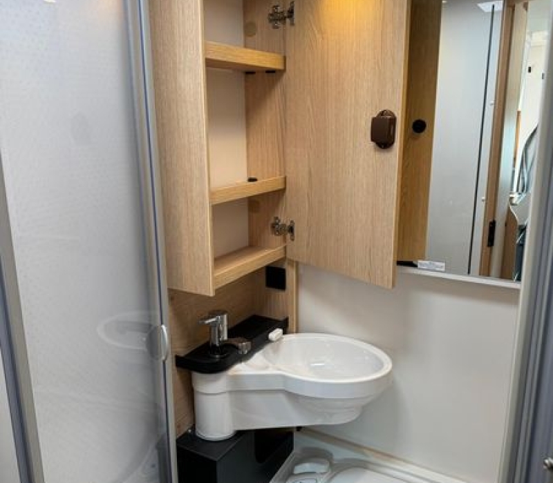 Camper noleggio semintegrale 595 cm_Camper land 3000_brescia (6)