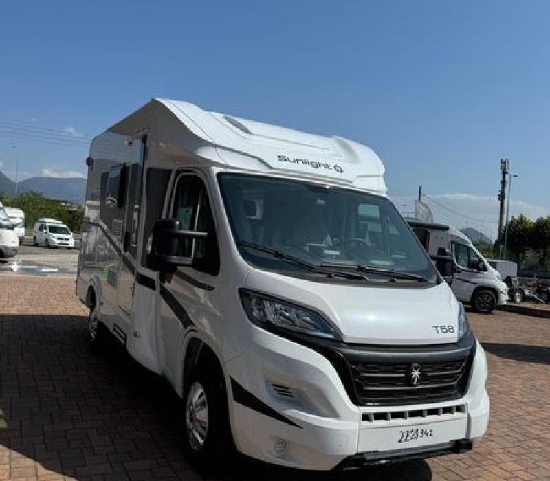 Camper noleggio semintegrale 595 cm_Camper land 3000_brescia (9)