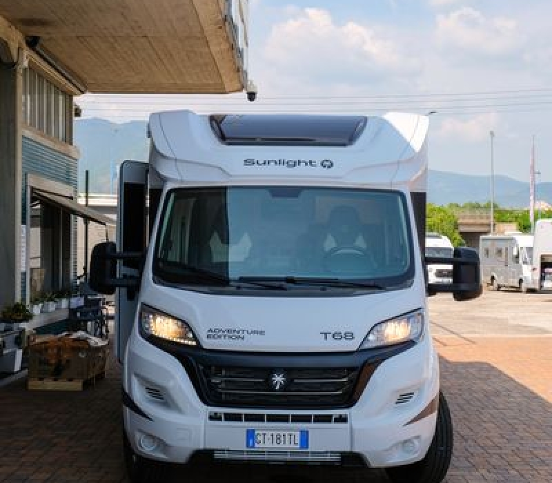 Camper semintegrale letti gemelli_Sunlight T 68_Camper land 3000_Brescia (3)