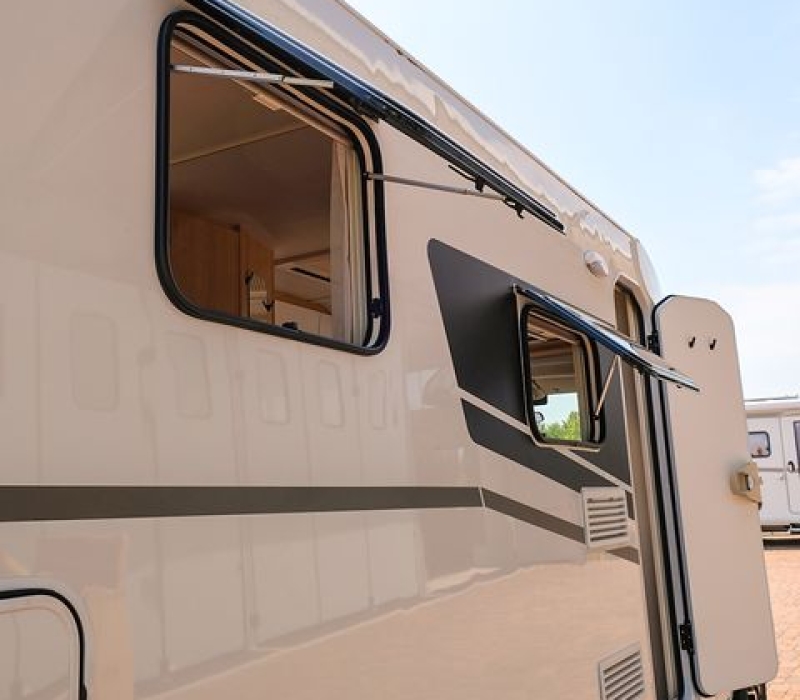 Sunlight V69-semintegrale con letto nautico-Camper land 3000- Brescia (11)