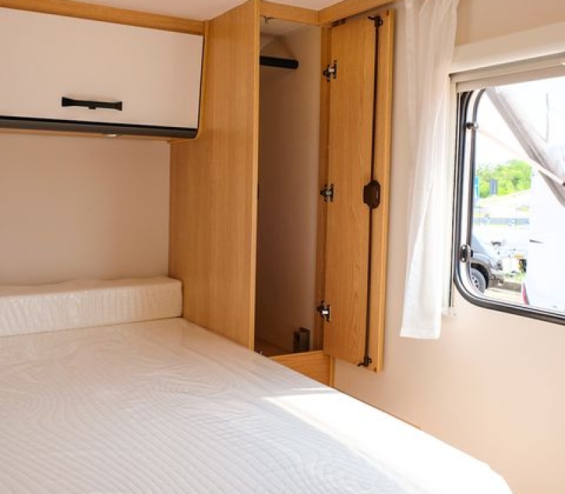 Sunlight V69-semintegrale con letto nautico-Camper land 3000- Brescia (21)