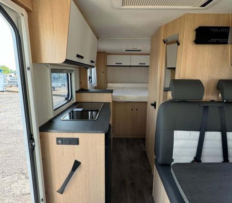 Sunlight V69-semintegrale con letto nautico-Camper land 3000- Brescia (39)