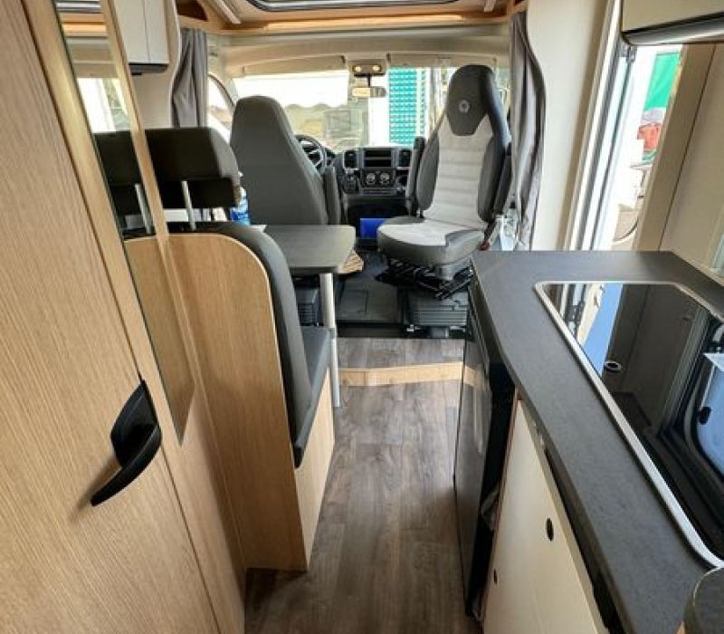 Sunlight V69-semintegrale con letto nautico-Camper land 3000- Brescia (42)