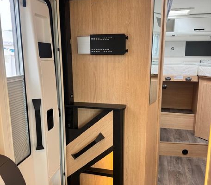 Camper semintegrale 5 posti con letto basculante Brescia concessionario ufficiale Camper land 3000 (1)