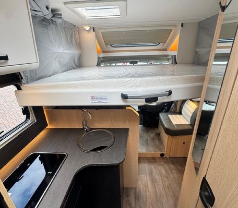Camper semintegrale 5 posti con letto basculante Brescia concessionario ufficiale Camper land 3000 (10)