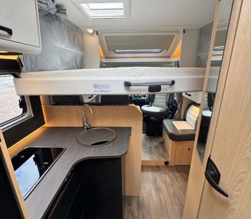 Camper semintegrale 5 posti con letto basculante Brescia concessionario ufficiale Camper land 3000 (11)