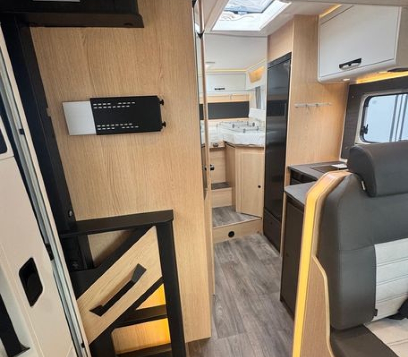 Camper semintegrale 5 posti con letto basculante Brescia concessionario ufficiale Camper land 3000 (15)