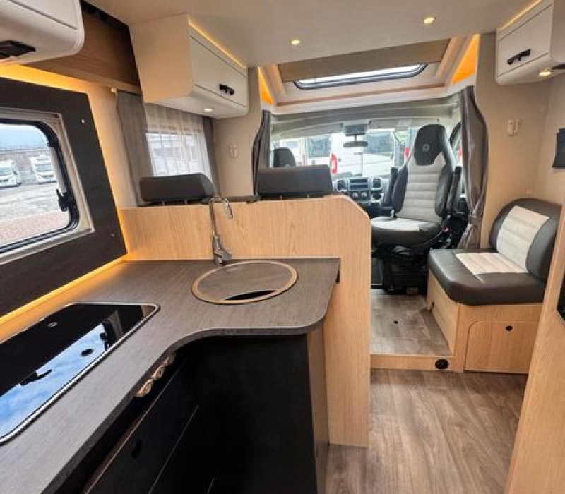 Camper semintegrale 5 posti con letto basculante Brescia concessionario ufficiale Camper land 3000 (16)