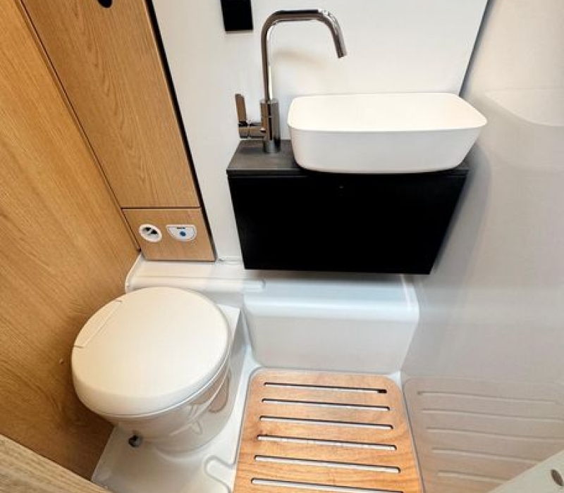 Camper semintegrale 5 posti con letto basculante Brescia concessionario ufficiale Camper land 3000 (18)