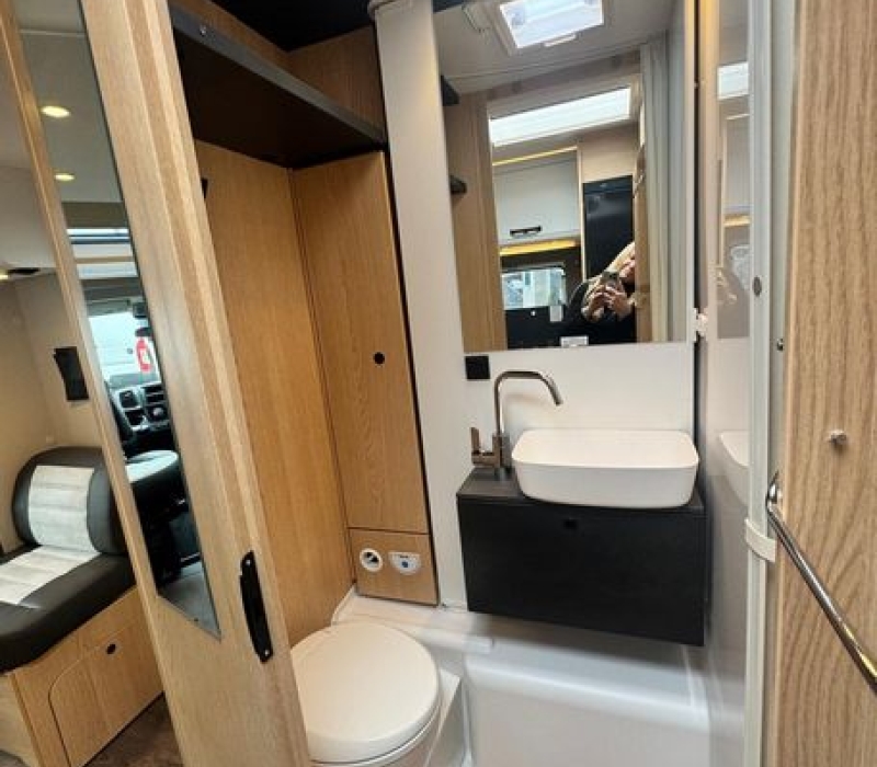 Camper semintegrale 5 posti con letto basculante Brescia concessionario ufficiale Camper land 3000 (19)