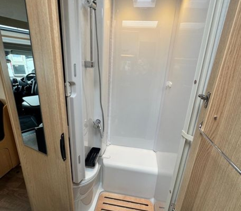 Camper semintegrale 5 posti con letto basculante Brescia concessionario ufficiale Camper land 3000 (22)