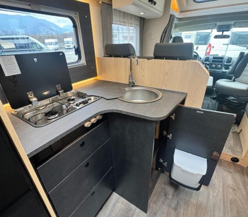 Camper semintegrale 5 posti con letto basculante Brescia concessionario ufficiale Camper land 3000 (24)