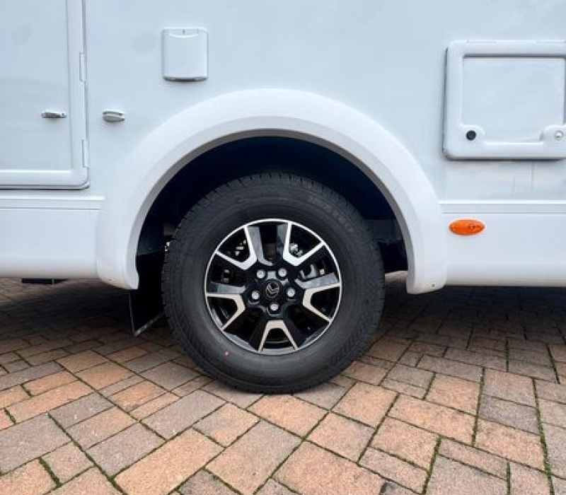 Camper semintegrale 5 posti con letto basculante Brescia concessionario ufficiale Camper land 3000 (38)