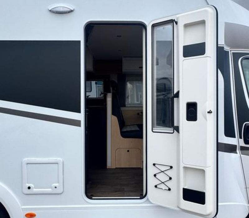 Camper semintegrale 5 posti con letto basculante Brescia concessionario ufficiale Camper land 3000 (41)