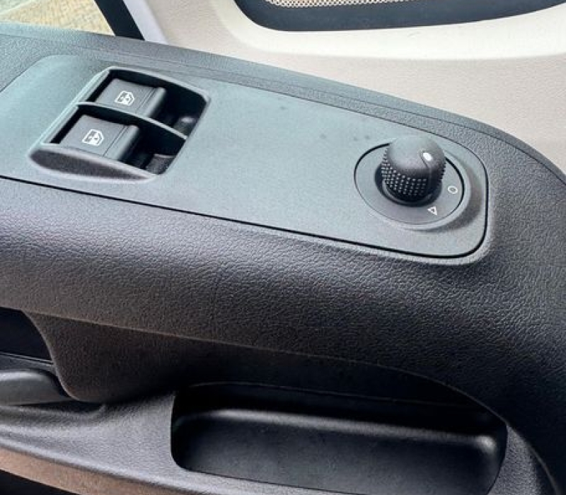 Camper semintegrale 5 posti con letto basculante Brescia concessionario ufficiale Camper land 3000 (47)