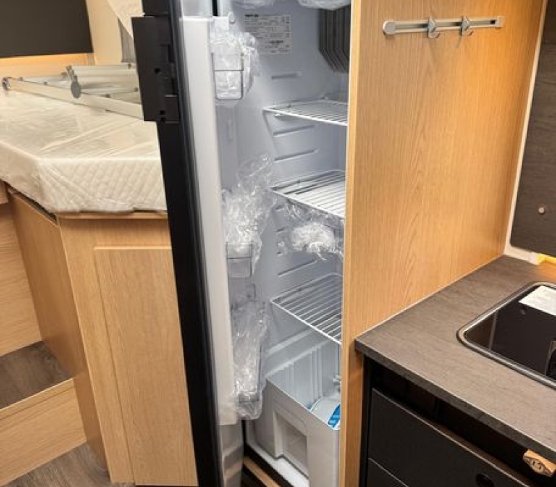 Camper semintegrale 5 posti con letto basculante Brescia concessionario ufficiale Camper land 3000 (5)