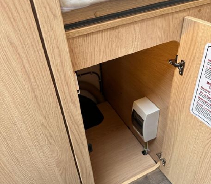 Camper semintegrale 5 posti con letto basculante Brescia concessionario ufficiale Camper land 3000 (6)